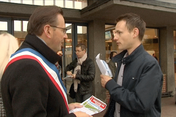 Frédéric Leturque, maire d'Arras, tracte auprès des usagers sur la suppression envisagée de deux TGV Paris-Arras