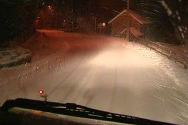 La Haute Loire a été placée mercredi en vigilance orange par Météo France jusqu'à jeudi soir. Le verglas et les chutes de neige ont commencé dans la nuit.