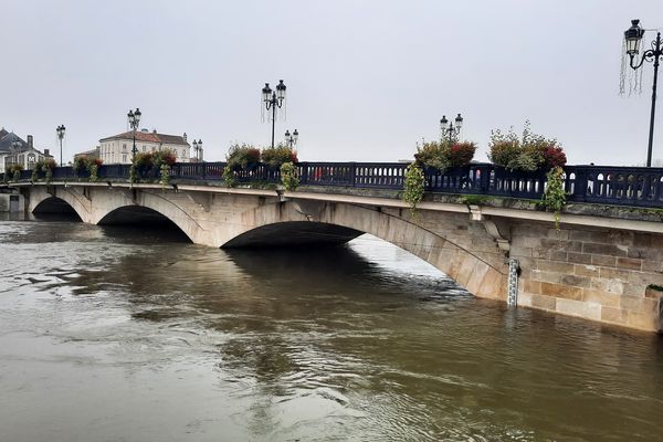 Durant l'hiver dernier, la Charente avait dépassé le seuil historique de six mètres d'eau, notamment au niveau du Pont-Palissy de Saintes.