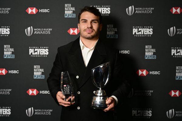 Antoine Dupont avec ses deux trophées de meilleur joueur de l'année 2024 de rugby à VII et membre de la "Sevens dream team" de l'année.