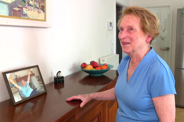 Anne devant la photo de son mari André. Ensemble, ils ont demandé que soit pratiqué une euthanasie, pour mettre fin à son calvaire.