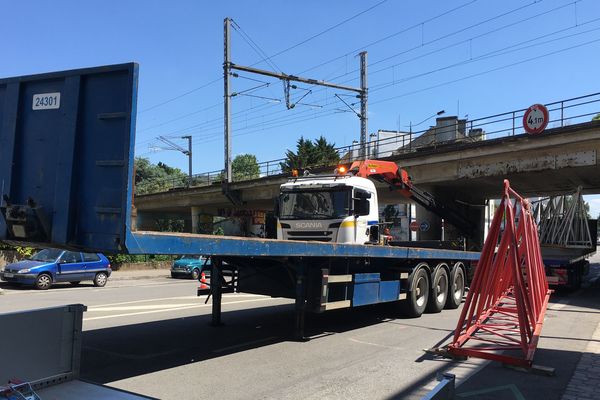 Un convoie exceptionnel a accroché le pont de chemin de fer qui enjambe le boulevard Victor Hugo à Nantes, le 25 mai 2020