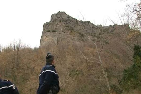 Une paroie verticale haute de 200 métres méne au sommet du pic de Bugarach.