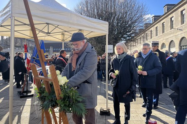 Pour rendre hommage aux dessinateurs de Charlie Hebdo, tués le 7 janvier 2015, un rassemblement a été organisé, ce mardi 7 janvier, sur la place des Droits de l'Homme, à Besançon. L'émotion était vive. Les bisontins présents ont été marqués par ce drame. Ils restent plus que jamais "Charlie", dix ans après.