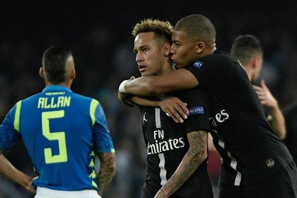 Neymar et Kylian Mbappé lors de la rencontre du PSG face à Naples au stade San Paolo, le 6 novembre 2018.