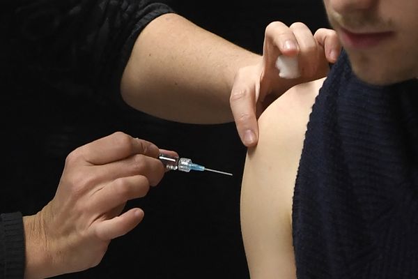 Un étudiant de l'université de Dijon se fait vacciner contre la méningite le 4 janvier 2017.