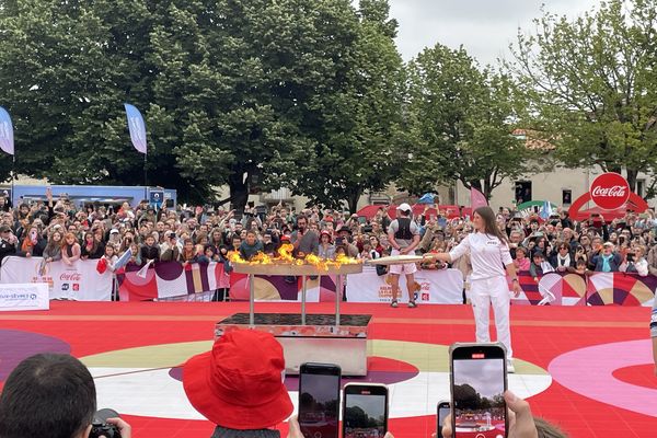 Devant des milliers de Niortais, Perrine Marcheteau a allumé le chaudron de la flamme olympique sur la place Chanzy, à Niort, ce dimanche 2 juin.