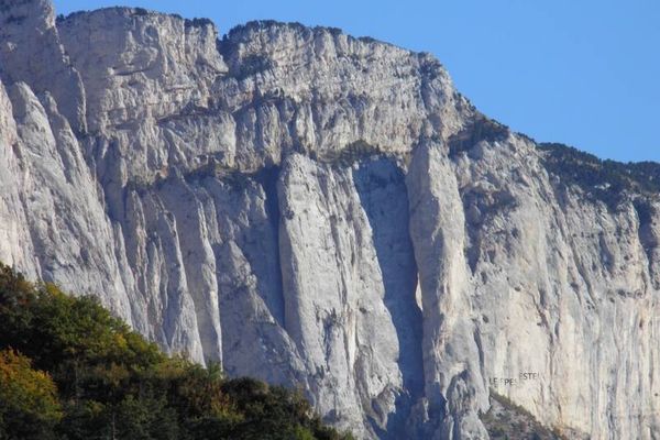 Les falaises situées autour de Romeyer peuvent atteindre plusieurs centaines de mètres de hauteur. Certaines sont cotées très difficiles