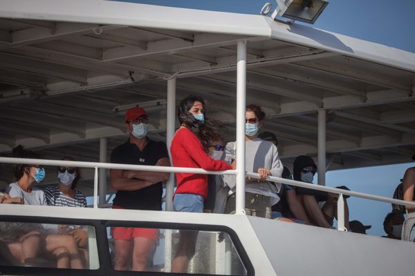 Des vacanciers masqués prenant le ferry pour l'île d'Aix, le 3 août 2020 (photo d'illustration).