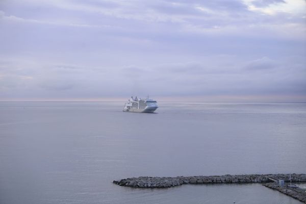 Le Silver Moon, un paquebot de 213 mètres, est arrivé ce jeudi matin à Menton.