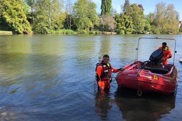 Un scénario d'inondation pour s'entraîner à secourir des kayakistes, ce mercredi matin sur le Loing.