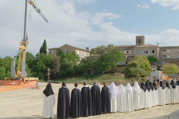 Dans le Gers, dans l'abbaye de Boulaur, la communauté de soeurs cisterciennes se lancent dans la construction d'une immense grange, moderne et écologique.