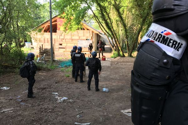 Face à face entre zadistes et gendarmes sur le site de Notre-Dame-des-Landes, le 17 mai 2018