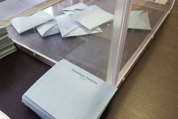 06/12/15 - Bulletins de vote dans un bureau au premier tour des élections territoriales en Corse