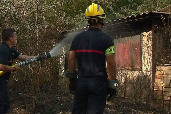 Suite à la sécheresse, les risques d'incendies de forêts ont fortement augmenté et menacent parfois les habitations, si leurs alentours ne sont pas débroussaillés.