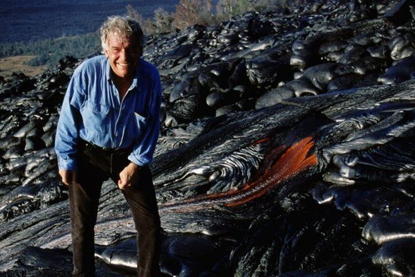 Guy de Saint-Cyr, le guide volcanologue et auteur de l'ouvrage "D'un volcan à l'autre", près d'une cascade de lave (Hawaii)