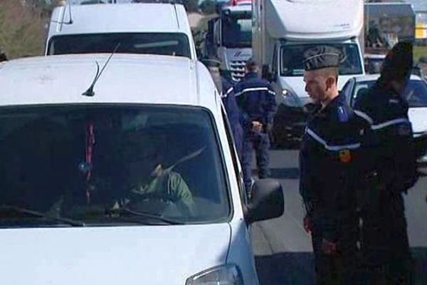 Gigean (Hérault) - un gendarme réserviste aide ces collègues militaires lors d'un contrôle routier - mars 2016.