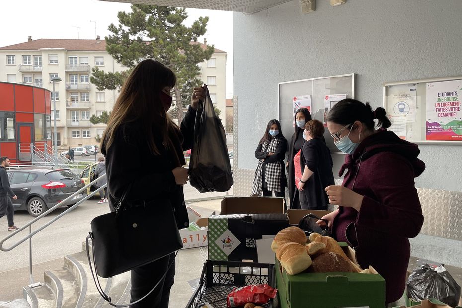 “We have to choose whether we are going to eat at noon or in the evening”, in Dijon, a food distribution for precarious students