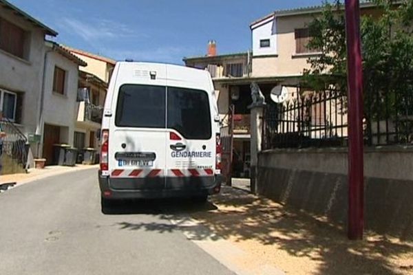 L'identification criminelle de la gendarmerie était sur place jeudi matin. Devant l'appartement de Malintrat où a été retrouvé le corps sans vie d'une clermontoise âgée de 47 ans.