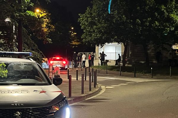 Après qu'un homme d'une vingtaine d'années ait été abattu, lundi 29 mai, des groupes des jeunes du quartier d'Empalot à Toulouse (Haute-Garonne) se sont rassemblés près du lieu de la fusillade.