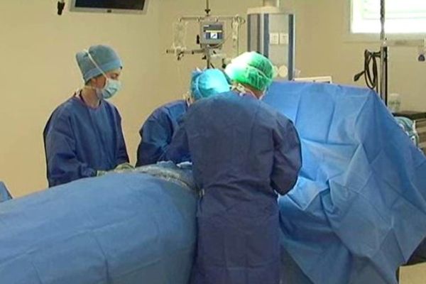 Le développement de la chirurgie ambulatoire : faire sortir le malade de l'hôpital le jour même de son admission, c'est l'une des 6 tendances retenues pour améliorer la prise en charge du patient atteint d'un cancer. L'étude UNICANCER estime que le nombre de séjours de chirurgie ambulatoire devrait plus que doubler dans les six prochaines années.