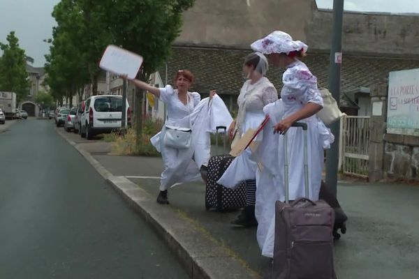 Jolis déguisement et jupons relevés pour inciter l'automobiliste à s'arrêter : ces trois Bordelaises n'ont eu aucun mal à Rallier Chéniers en Creuse, lors de la Mad Jacques !