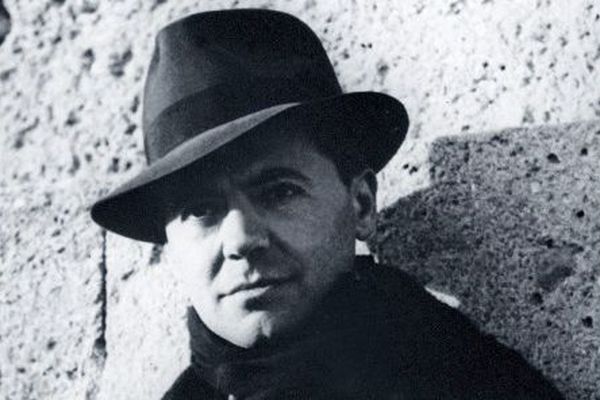 Photo prise en octobre 1940 du résistant français Jean Moulin, né en 1899 et mort lors de son transfert en Allemagne en 1943. La photo, prise par Marcel Bernard, un ami d'enfance et photographe amateur, et remise en 1974 par Laure la soeur de Jean Moulin au Centre national Jean Moulin à Bordeaux, constitue probablement l'une des photos les plus célèbres de l'histoire contemporaine. 