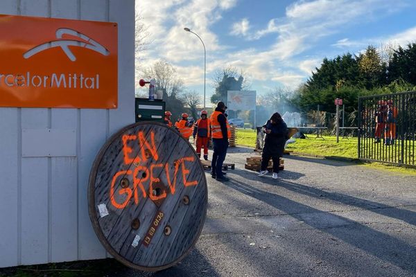 Les salariés d'ArcelorMittal en grève à Denain, le 20 novembre 2024.