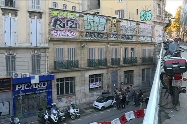 La cour de l'école Cours Julien est située sur le toit-terrasse d'un bâtiment municipal désaffecté