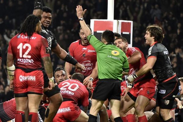 Les joueurs de Toulouse se congratulent après la victoire