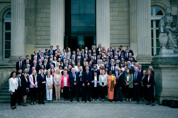 Les députés du Rassemblement national font leur rentrée à l'Assemblée autour de Marine Le Pen, députée du Pas-de-Calais, mercredi 10 juillet 2024.