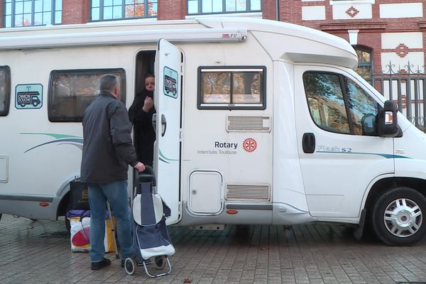 Chaque dimanche le camion douche prend place allées Jules Guesdes. un service d'hygiène mobile pour les gens de la rue. Plus de 1000 sans abri en bénéficient chaque année.