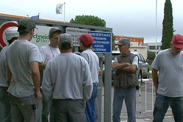 Fabrègues (Hérault) - des salariés de Schneider Electric devant l'entreprise - 16 septembre 2015.