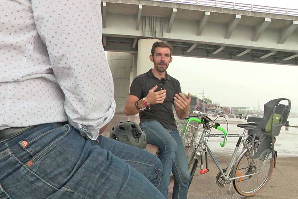 Thibaut Drouet raconte à Frédéric Nicolas l'agression dont il a été victime alors qu'il circulait à vélo.