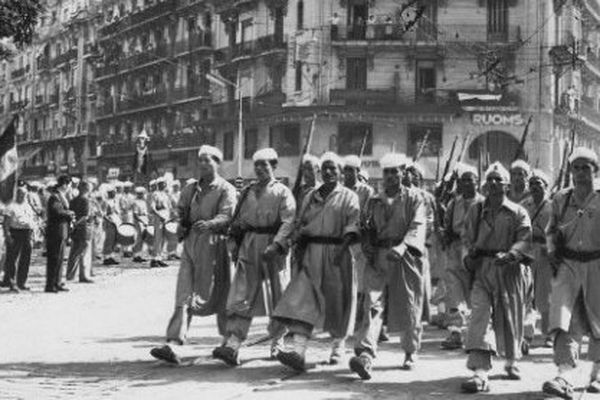 Une compagnie de harkis le 8 mai 1957 à Alger pendant le défilé militaire commémorant la fin de la seconde guerre mondiale