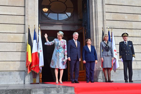 La ministre Valérie Létard accueille le roi des Belges, au nom du gouvernement à l'Opéra de Lille, en présence du préfet et de la maire Martine Aubry.