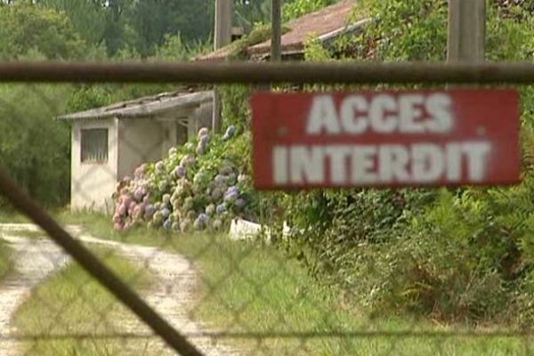 La maison de la victime septuagénaire est située sur la commune de Saint-Magne au sud de la Gironde dans un endroit isolé et boisé