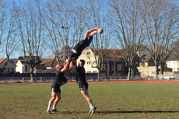 Prise de balle très aérienne pour Damien Lagrange, soutenu par François Da Ros et Simon-Pierre Chauvac. 