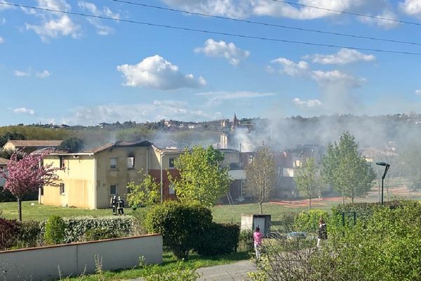 Le feu a été si violent que la toiture s'est effondrée.