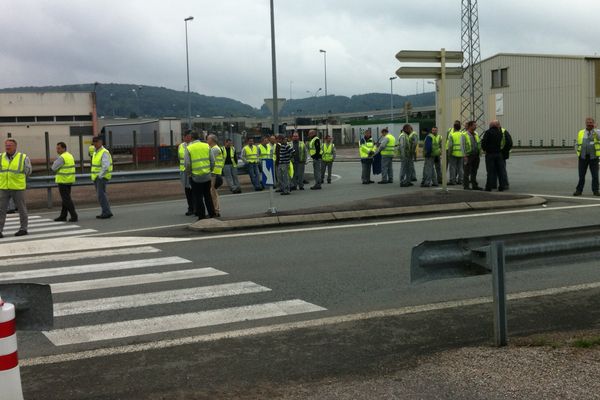 La renégociation du contrat social du groupe PSA Peugeot Citroën est à l'origine du débrayage spontané d'ouvriers mercredi à partir de 7 heures.Un tract de la CGT faisant le point sur les négociations a provoqué la colère d'ouvriers qui ont décidé de bloquer les deux entrées de l'usine de Vesoul. 