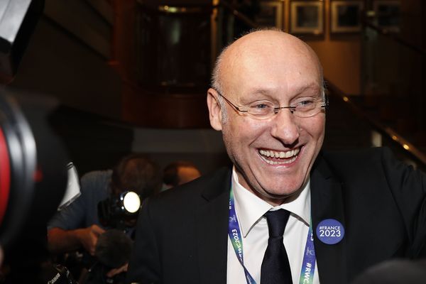 Bernard Laporte, Président de la Fédération Française de Rugby, célèbre la victoire de la France à Londres. 