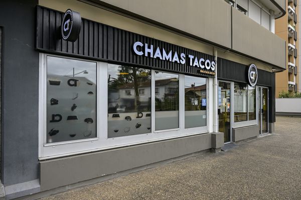 Un employé du Chamas Tacos de Villeurbanne (Rhône) est mort dans la nuit du 12 au 13 mai 2023. Il a été abattu par un braqueur qui tentait de voler la caisse du fast-food.