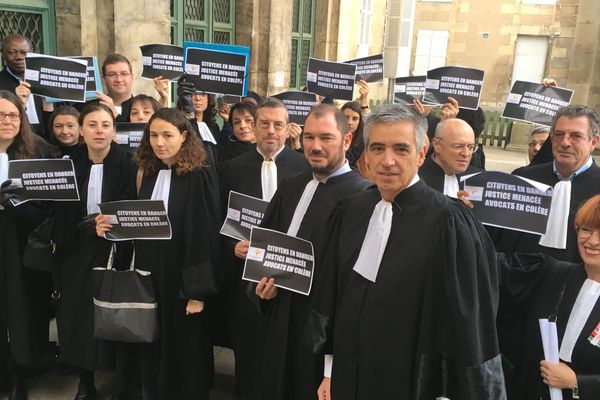 Le barreau de Poitiers a tenu une conférence de presse improvisée sur les marches du palais de Justice, jeudi matin.