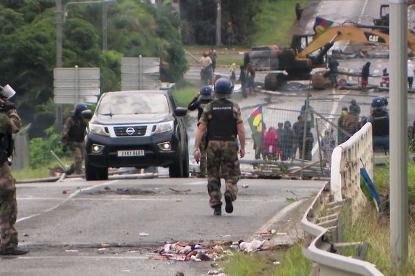 Malgré le couvre-feu, les émeutes ont continué cette nuit et ont fait deux morts et des centaines de blessés