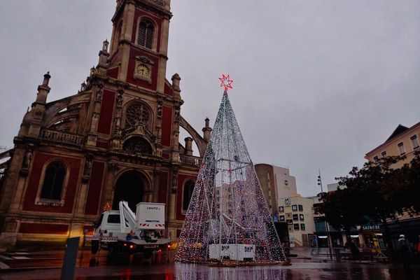 Lundi 23 novembre 2020 au matin : installation de la pyramide illuminée de 10 mètres de haut au bout de la rue Saint-Sever de Rouen 