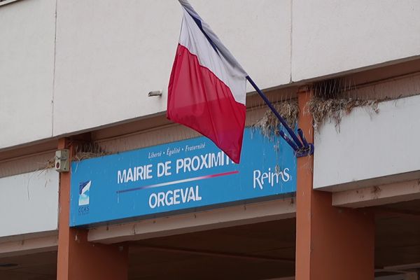 Le drapeau tricolore à la mairie de proximité d'Orgeval, le 4 octobre 2023. (archives)