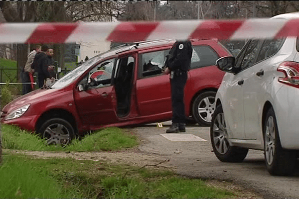 1/1/16 - La voiture qui a foncé sur les policiers était immatriculée en Savoie