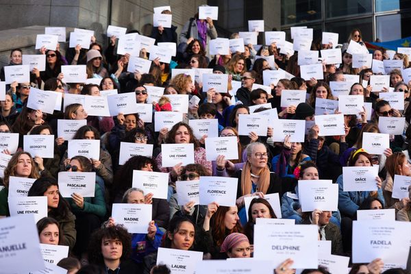 Des féministes listent les noms des victimes de féminicides le 8 mars 2024 à Paris.