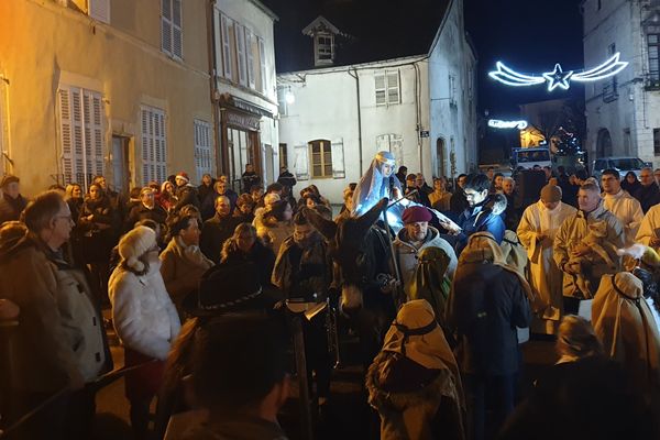 Une centaine de personnes dans les rues de Pesmes en cette veillée de Noël. 