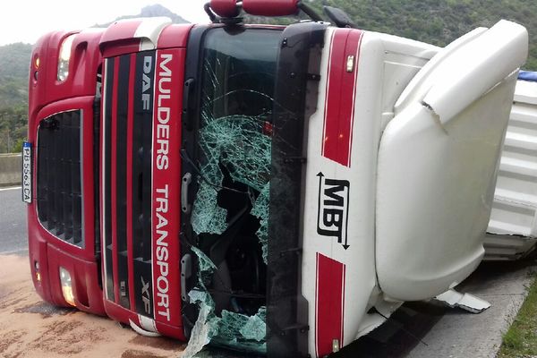 Le camion d'un transporteur des Pays-Bas s'est couché sur l'A75 le 15 mai 2017 au niveau de Pégairolles-de-l'Escalette sur l'A75 dans l'Hérault.